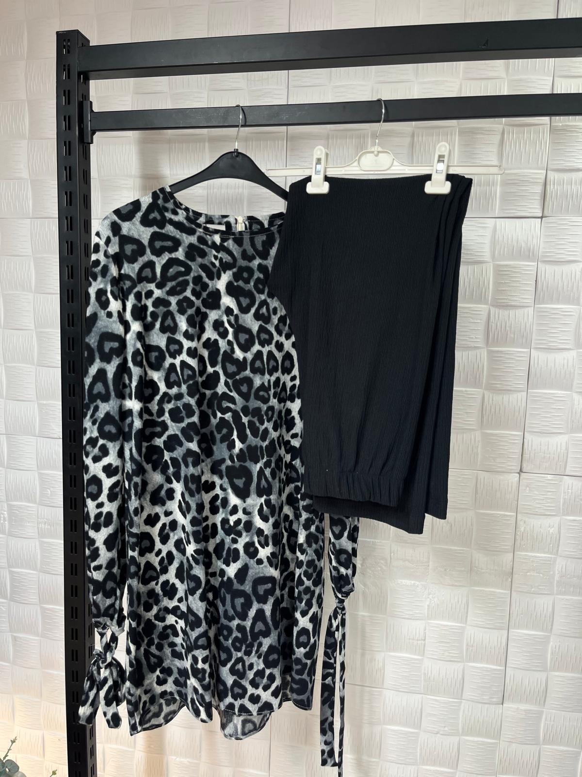 Leopar Desenli Tunik ve Siyah Pantolonlu Takım