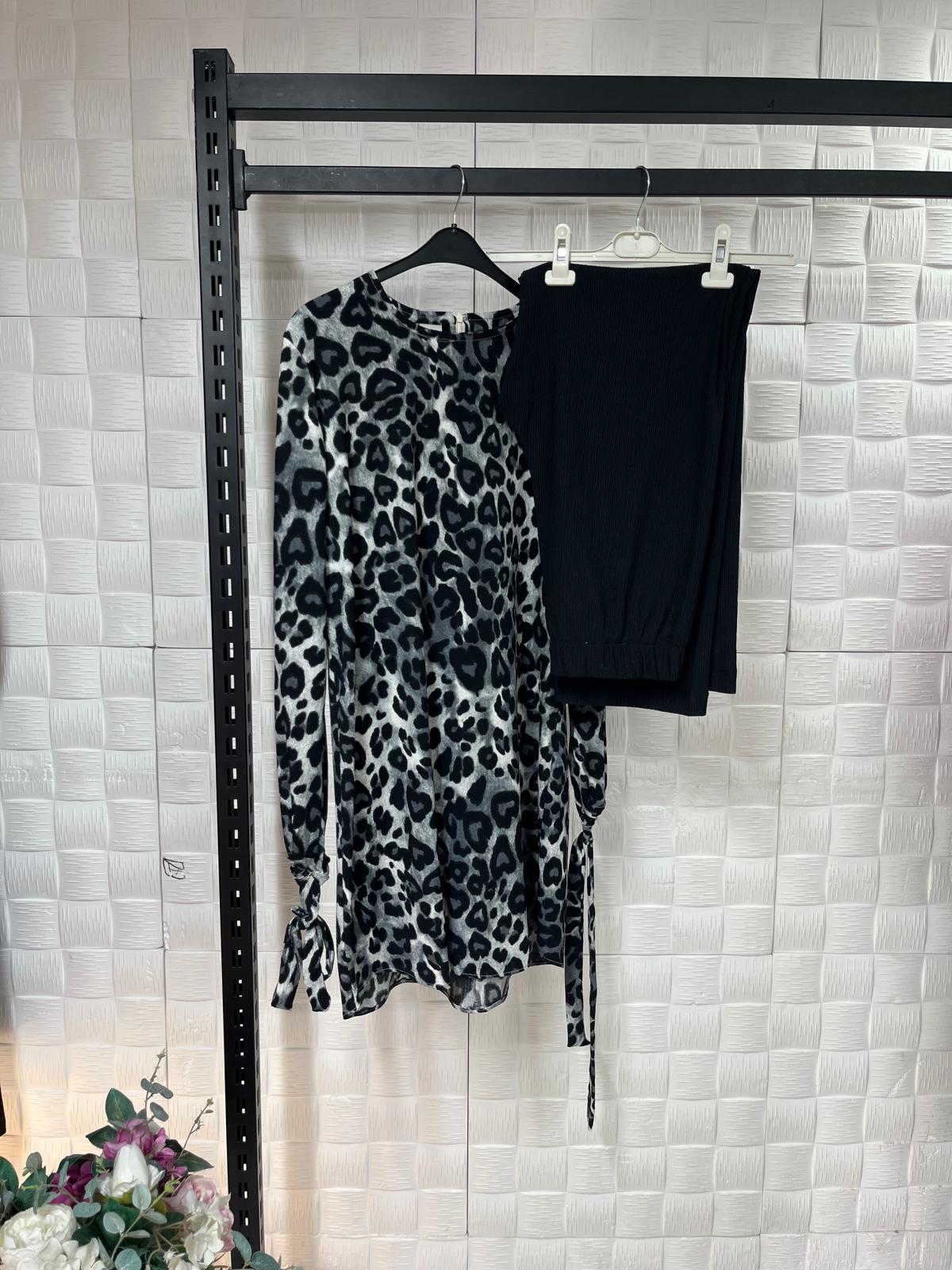 Leopar Desenli Tunik ve Siyah Pantolonlu Takım