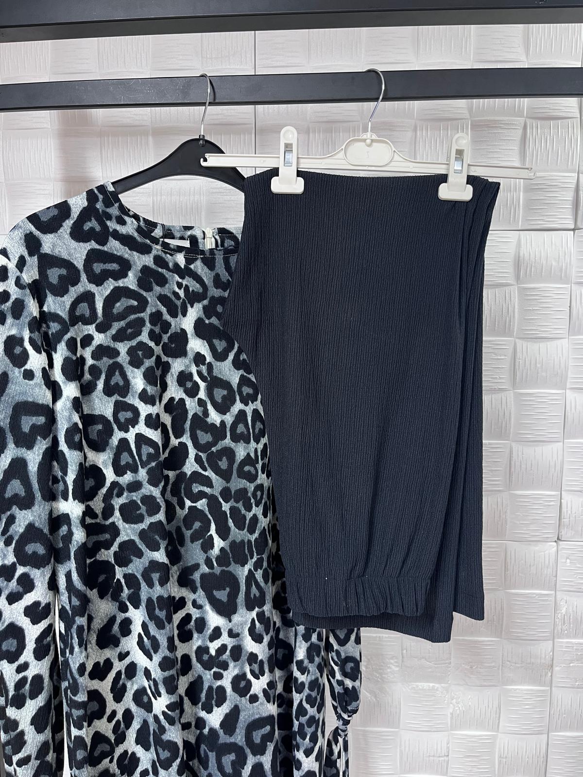 Leopar Desenli Tunik ve Siyah Pantolonlu Takım